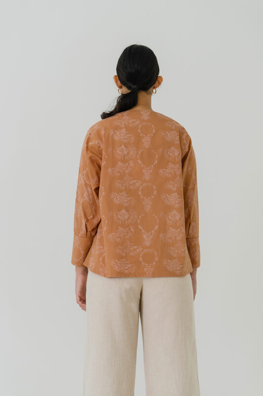 Kinasih Batik Fractal Wanita Lengan Panjang Kerah Kimono Blus 3