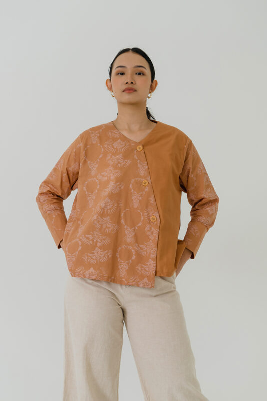 Kinasih Batik Fractal Wanita Lengan Panjang Kerah Kimono Blus 4