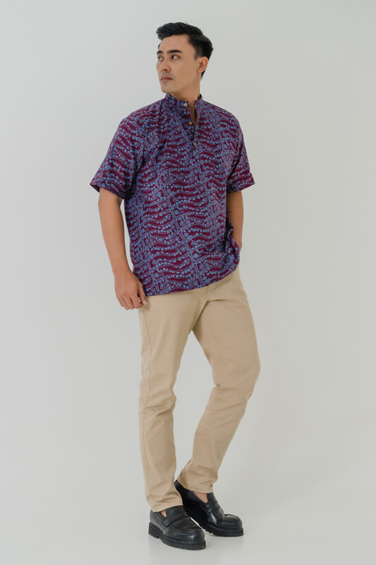 Tirta Batik Fractal Pria Lengan Pendek Kerah Mandarin Kemeja 2