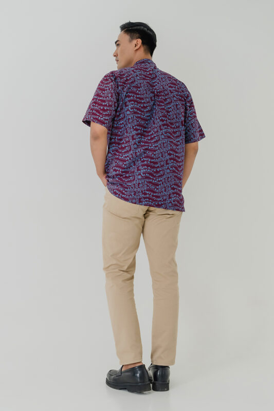 Tirta Batik Fractal Pria Lengan Pendek Kerah Mandarin Kemeja 3