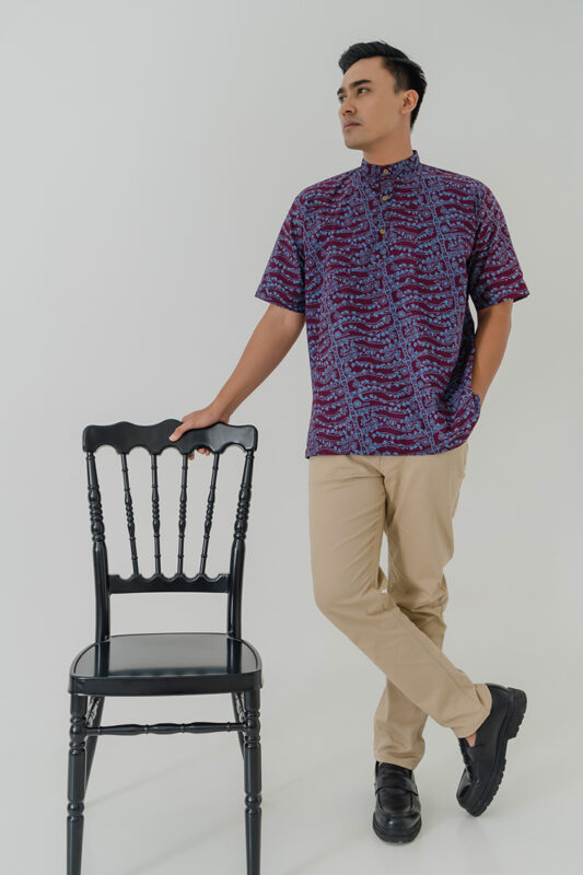 Tirta Batik Fractal Pria Lengan Pendek Kerah Mandarin Kemeja 4